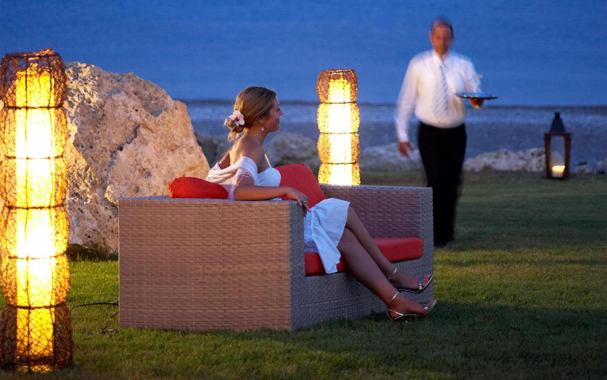 فندق رودوس بالاديوم ليجر آند ويلنيس Kallithéa المظهر الخارجي الصورة A butler serving a guest at a resort