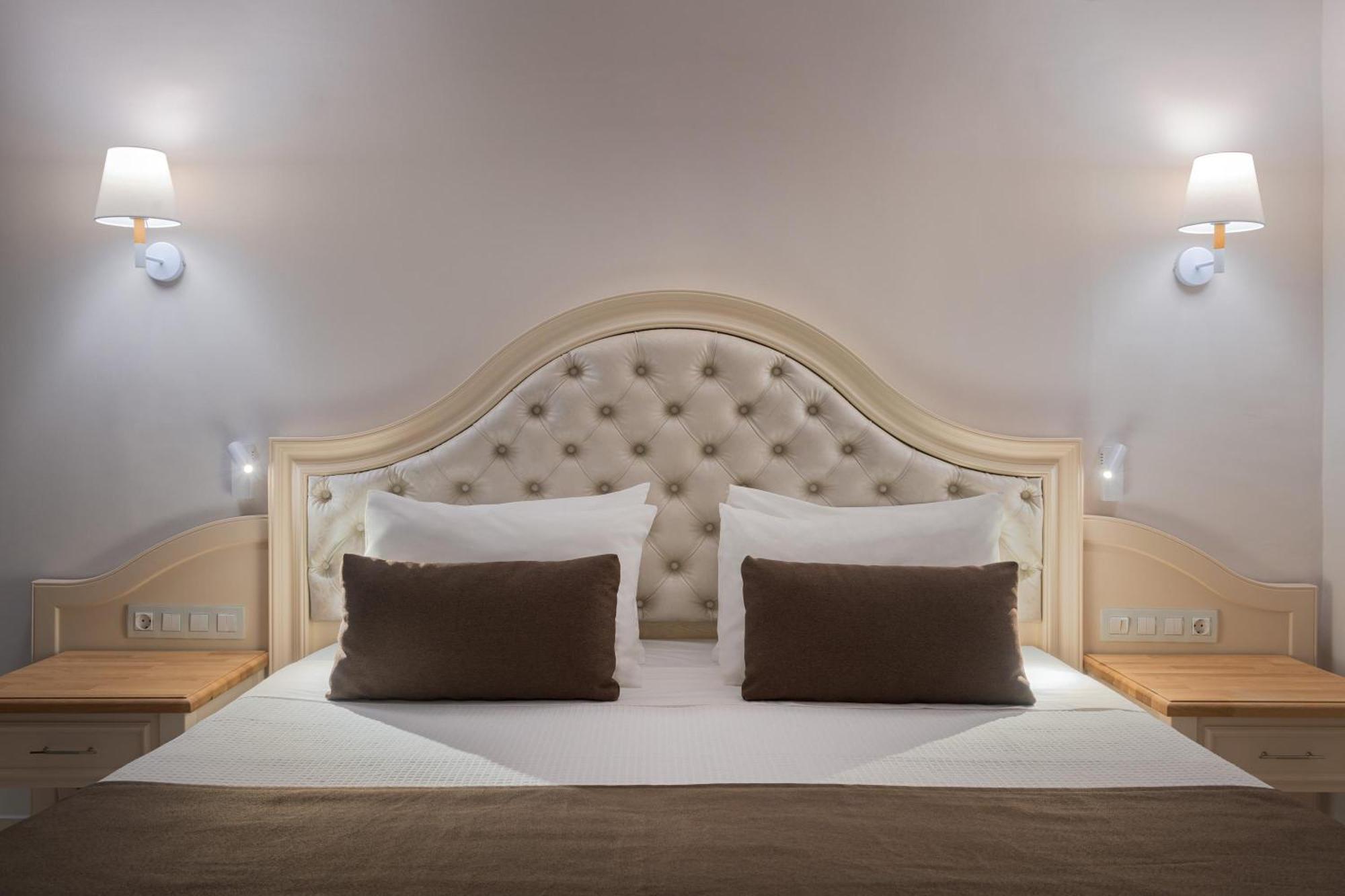 فندق رودوس بالاديوم ليجر آند ويلنيس Kallithéa المظهر الخارجي الصورة A bed with a headboard