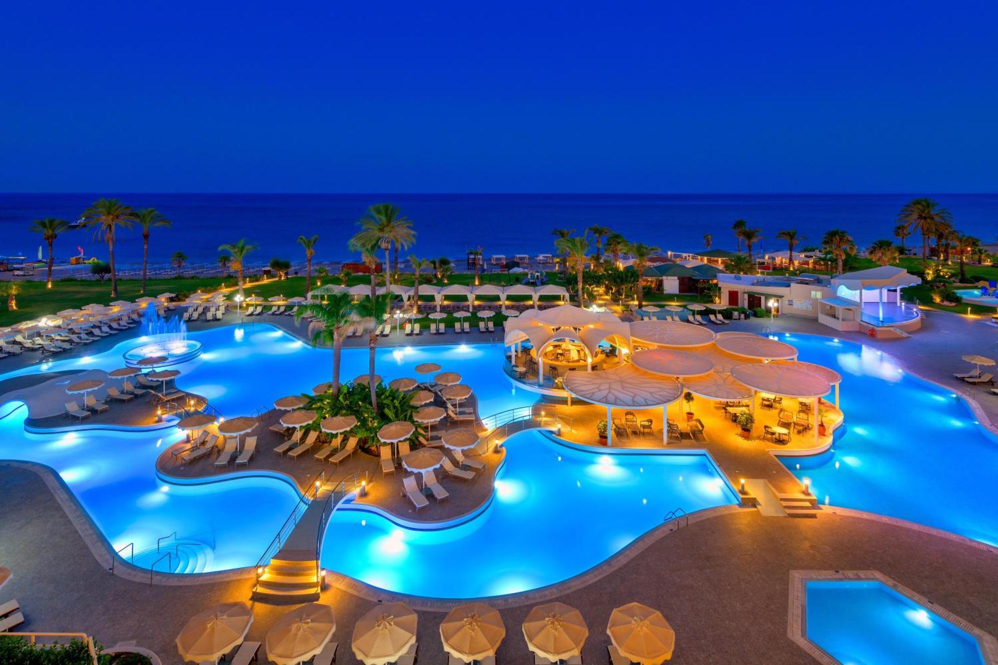 فندق رودوس بالاديوم ليجر آند ويلنيس Kallithéa المظهر الخارجي الصورة The resort at night