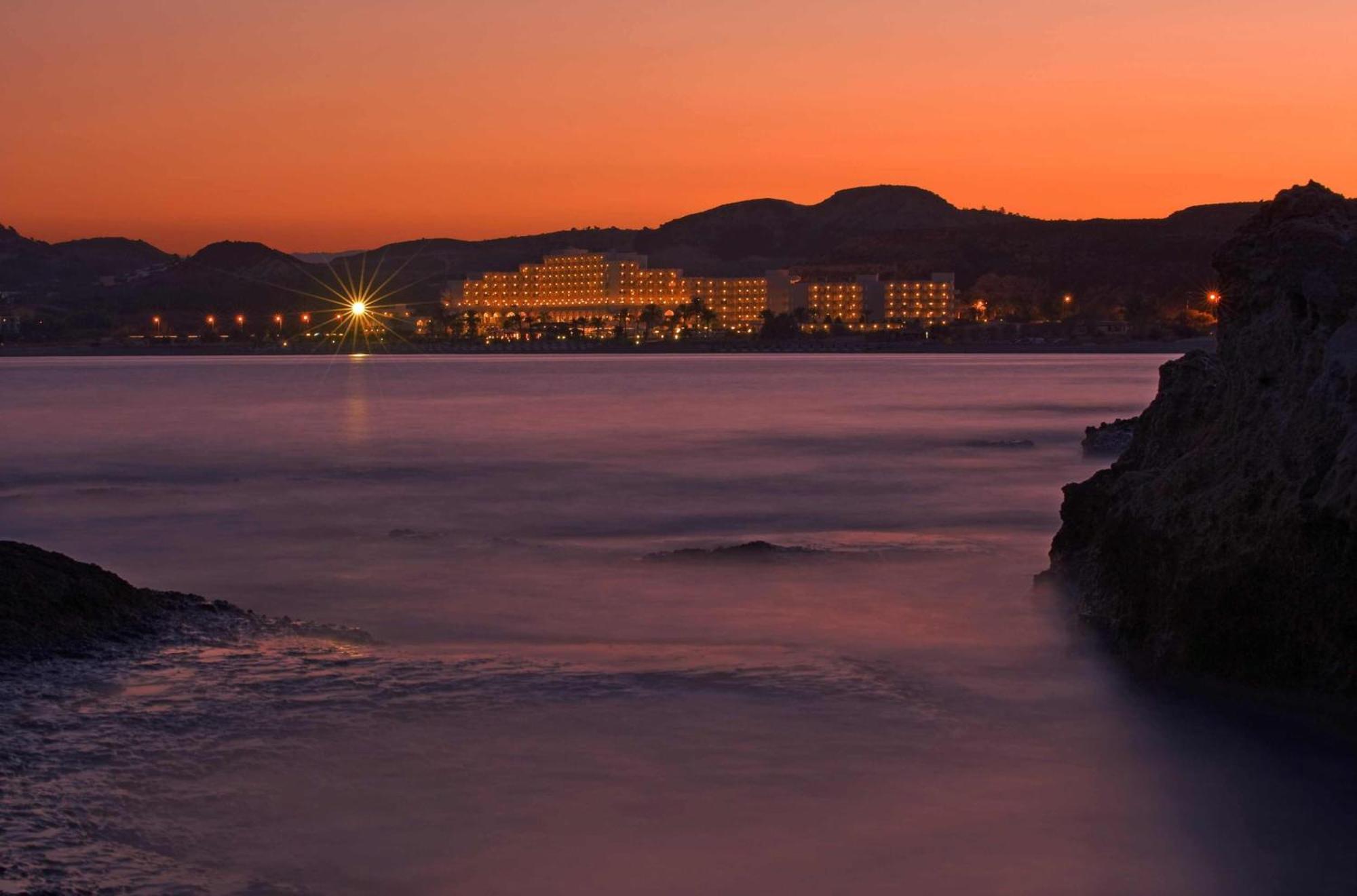 فندق رودوس بالاديوم ليجر آند ويلنيس Kallithéa المظهر الخارجي الصورة Sunset at the Four Seasons Resort