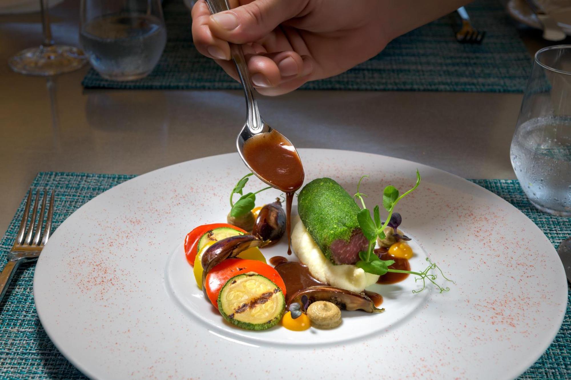 فندق رودوس بالاديوم ليجر آند ويلنيس Kallithéa المظهر الخارجي الصورة A plate of food being garnished