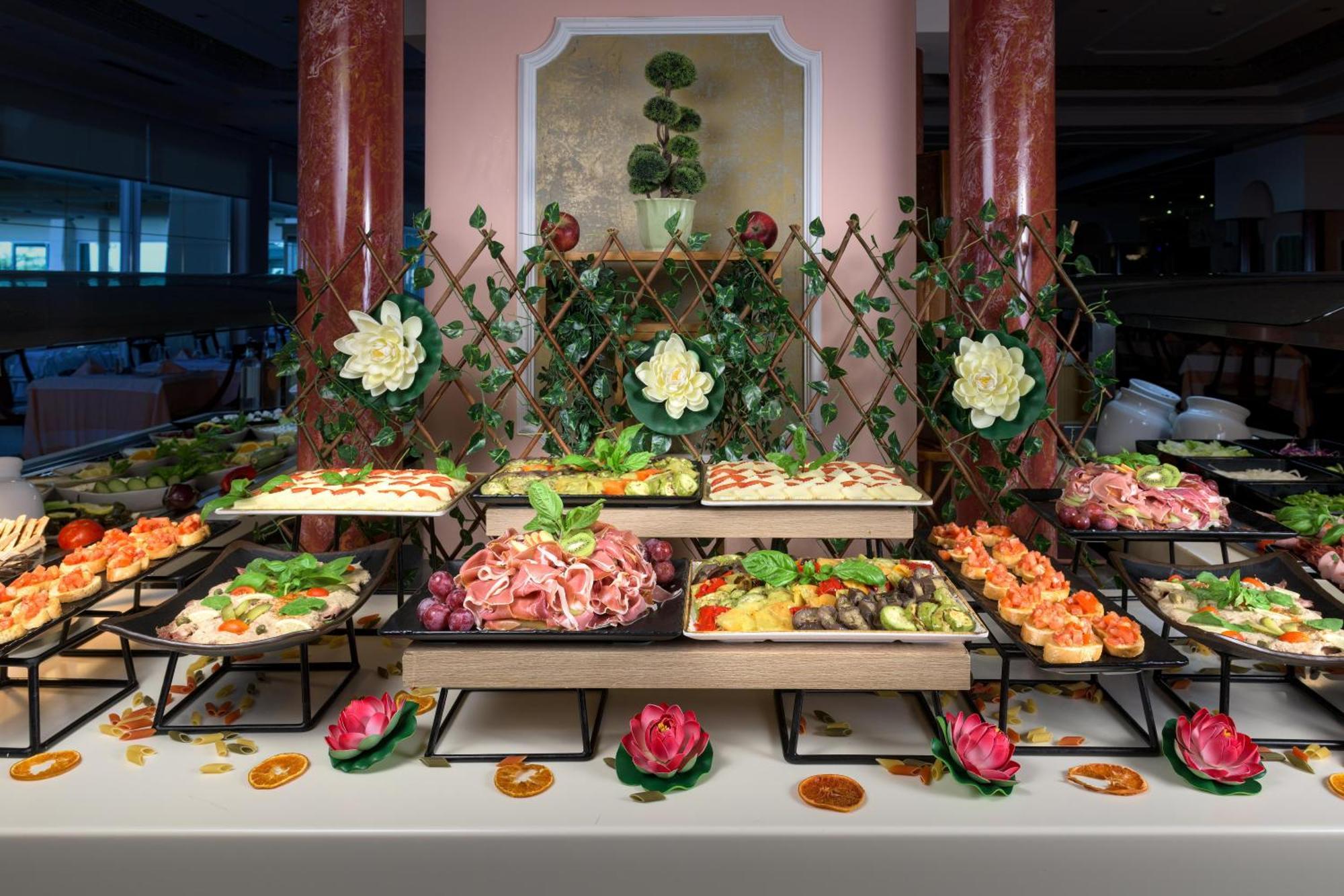 فندق رودوس بالاديوم ليجر آند ويلنيس Kallithéa المظهر الخارجي الصورة A buffet at a hotel